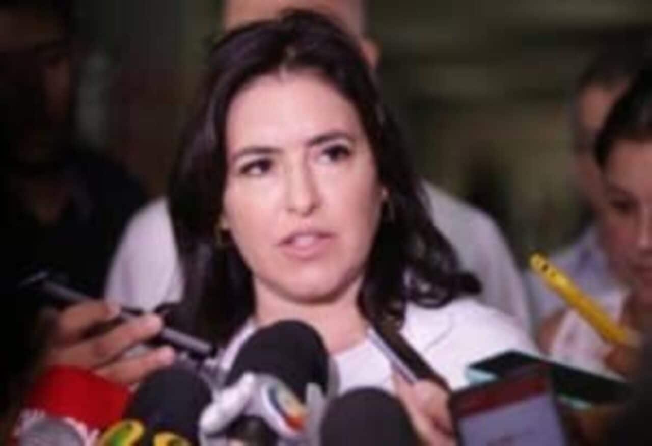 Simone Tebet falando no microfone para jornalistas