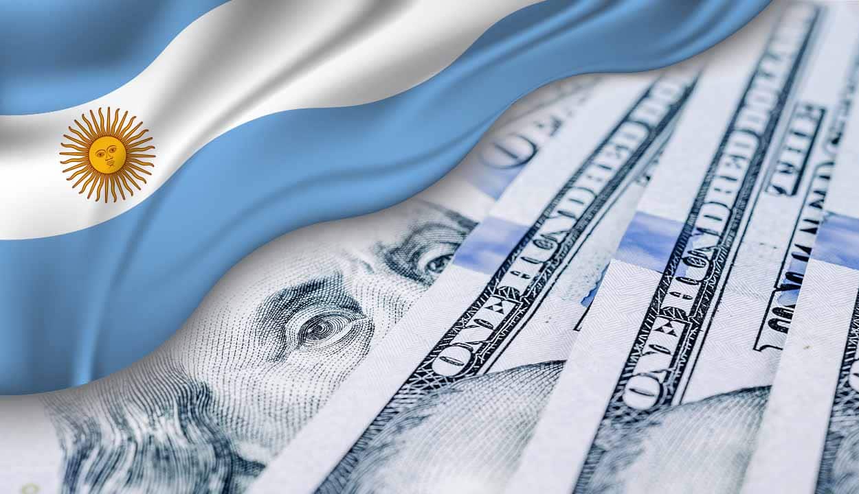 Dólares com uma bandeira da Argentina sobrepondo a imagem