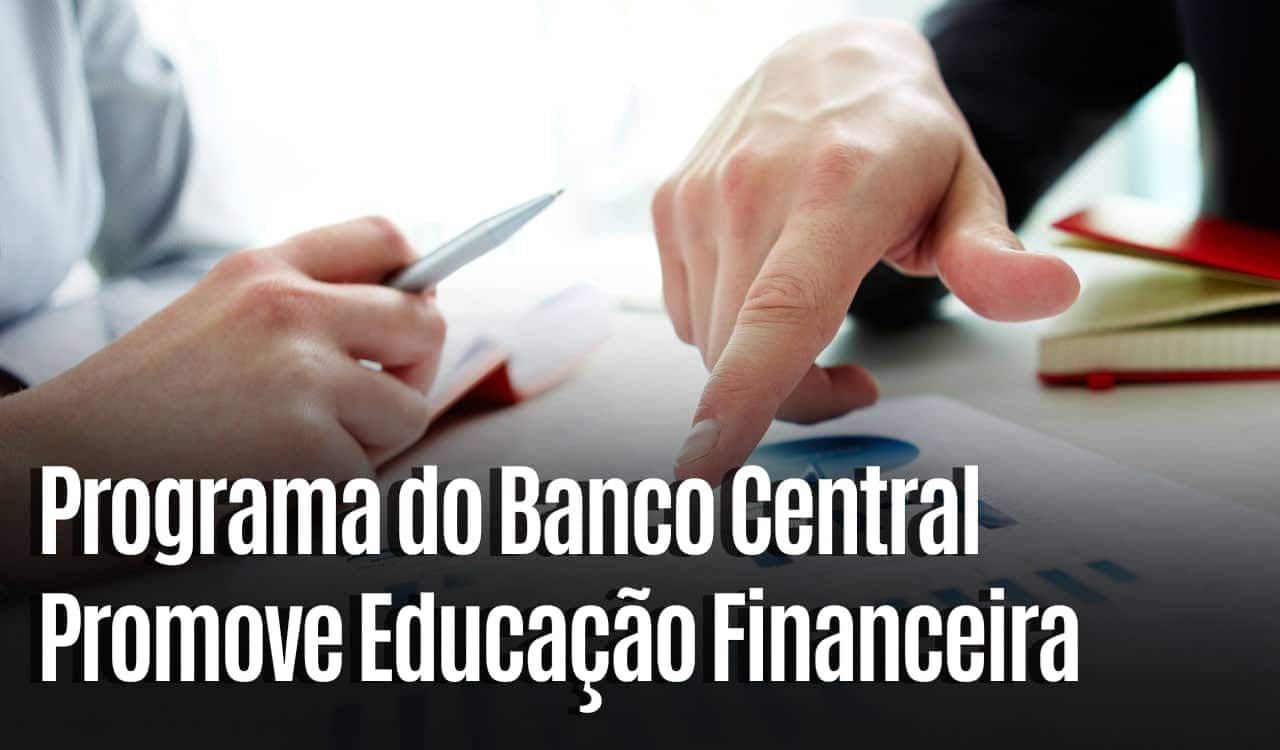 Imagem focada nas mãos de dois trabalhadores checando informações em um papel sobre uma mesa.