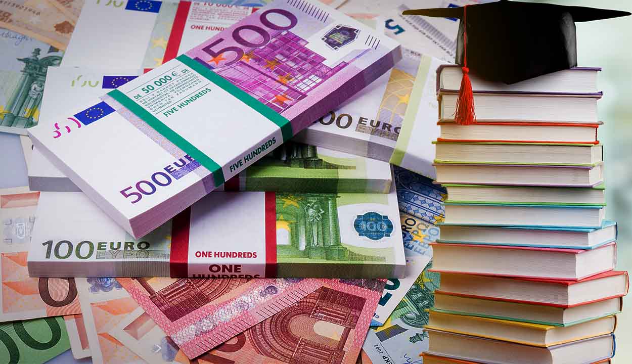 Livros com capelo por cima e notas de euro ao lado