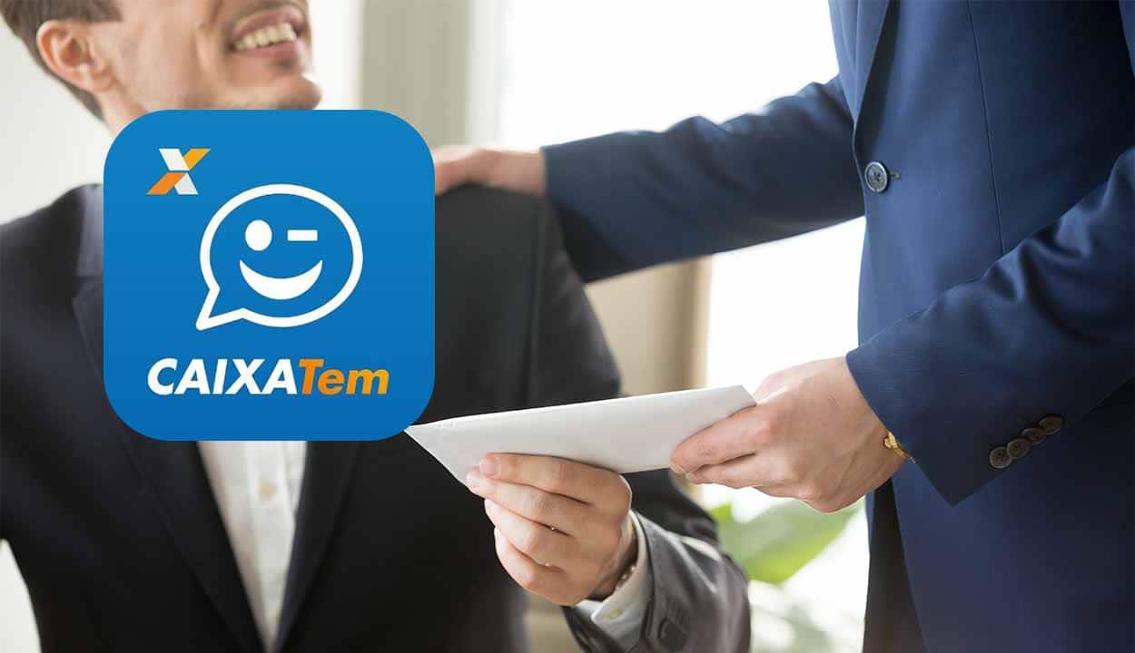 Imagem de um homem entregando um envelope para outro homem. O segundo, que recebe o envelope, está feliz. À sua frente, o logo do aplicativo Caixa Tem.