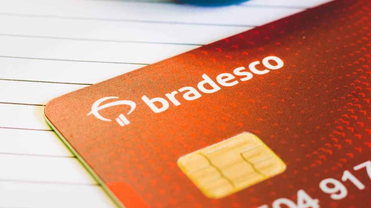 Cartão vermelho com logo do banco Bradesco.