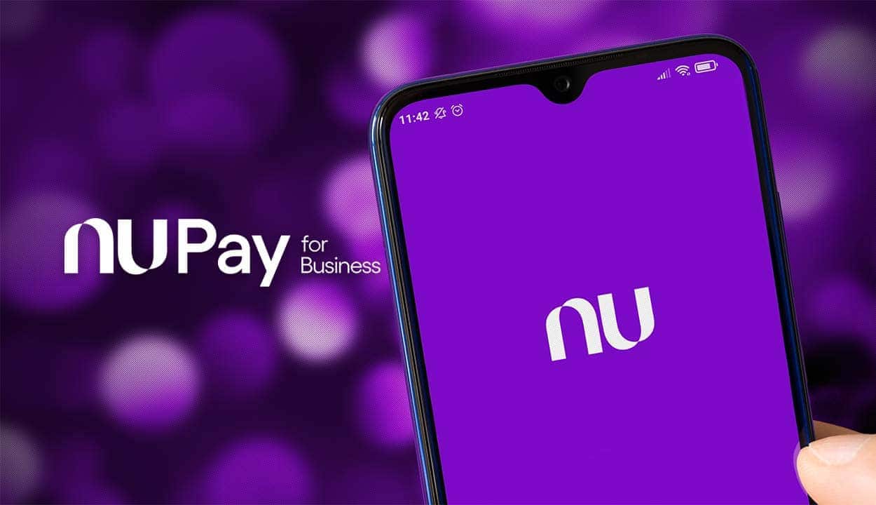 Celular com o app Nubank