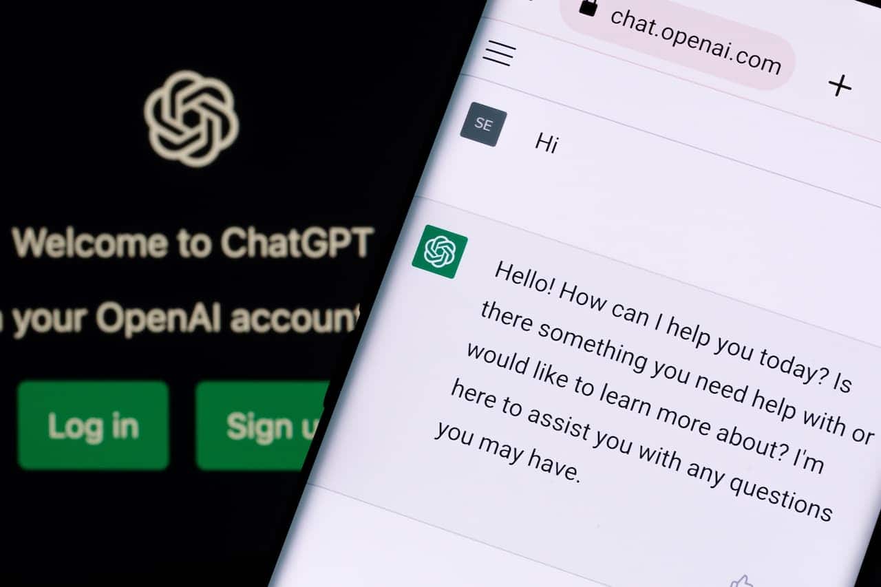 Ao fundo a página inicial do chatGPT aberto, no celular um diálogo com a IA