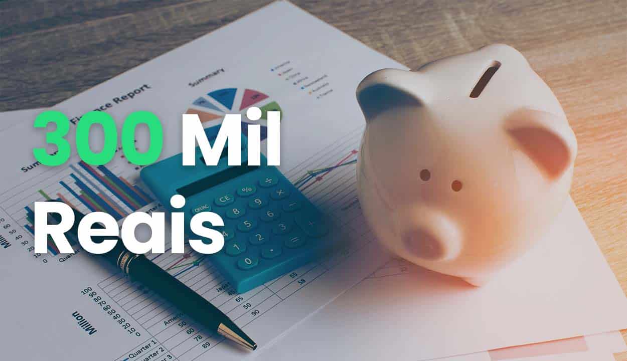Cofre de porquinho com calculadora e canetas ao lado