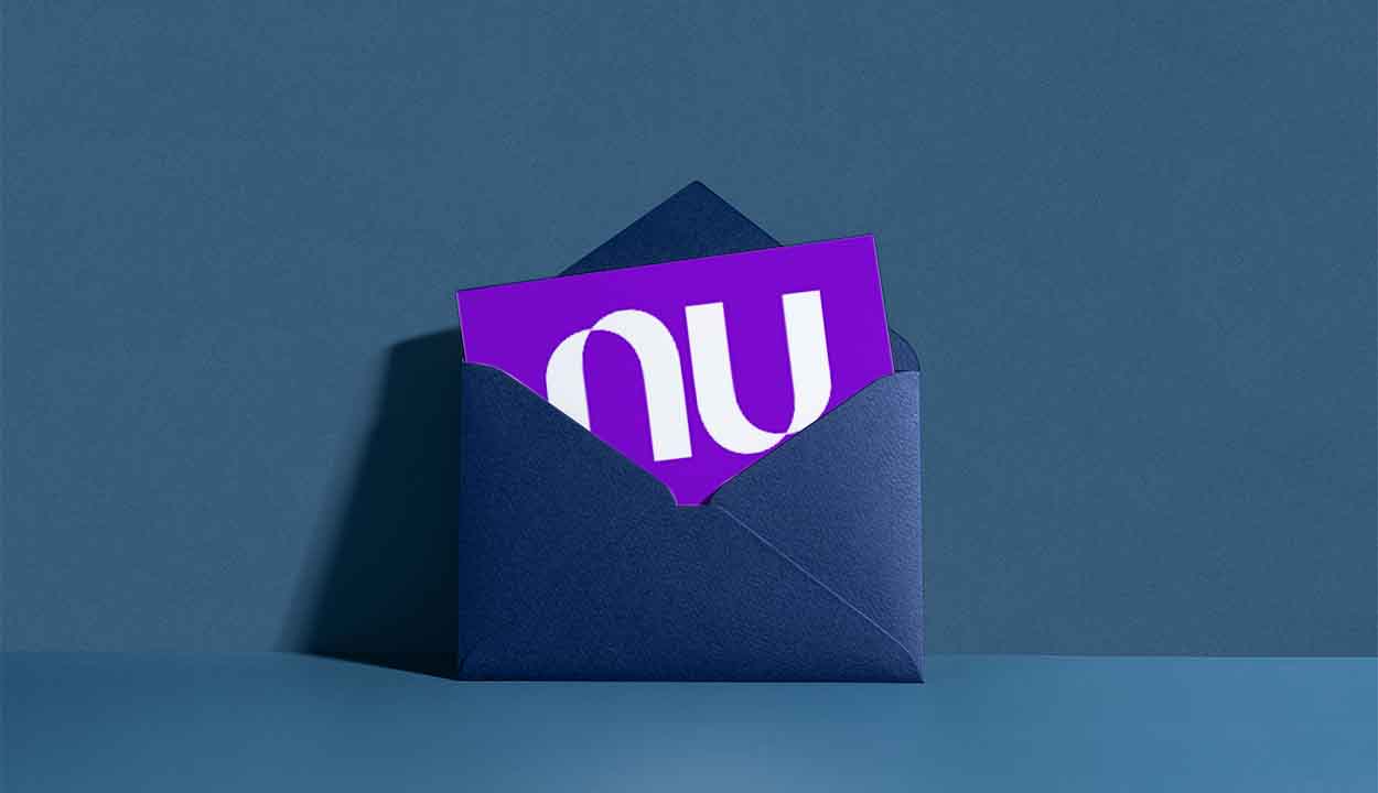 Envelope de convite com o logo do Nubank dentro