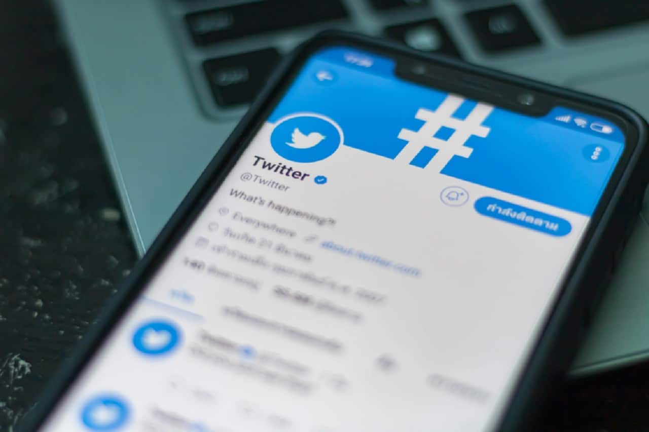 Imagem de um celular com a tela aberta no Twitter