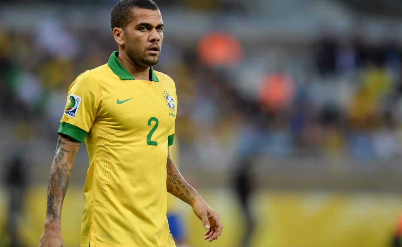 Jogador Daniel Alves com camisa da seleção brasileira número 2