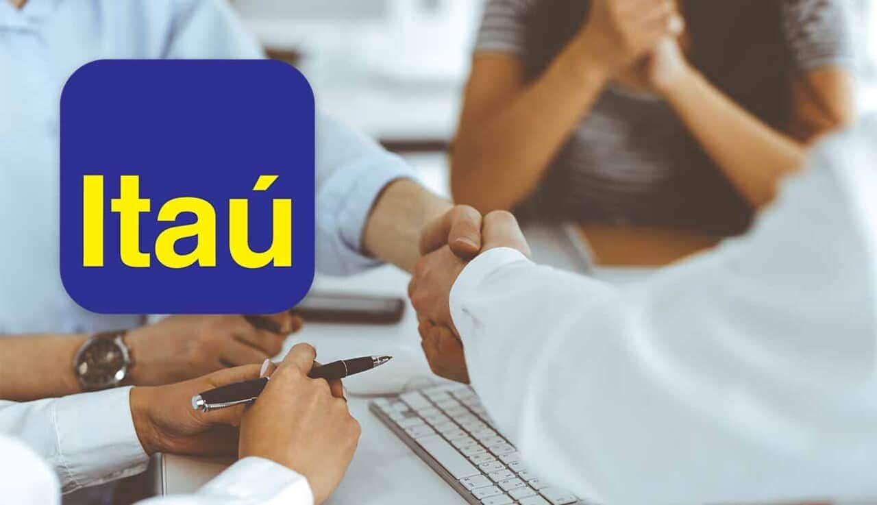 Duas pessoas apertando as mãos com logo Itaú no canto esquerdo