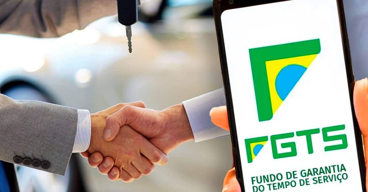 duas pessoas em uma concessionária de carros fazendo o acordo da compra enquanto a tala de um celular exibe o aplitivo do FGTS