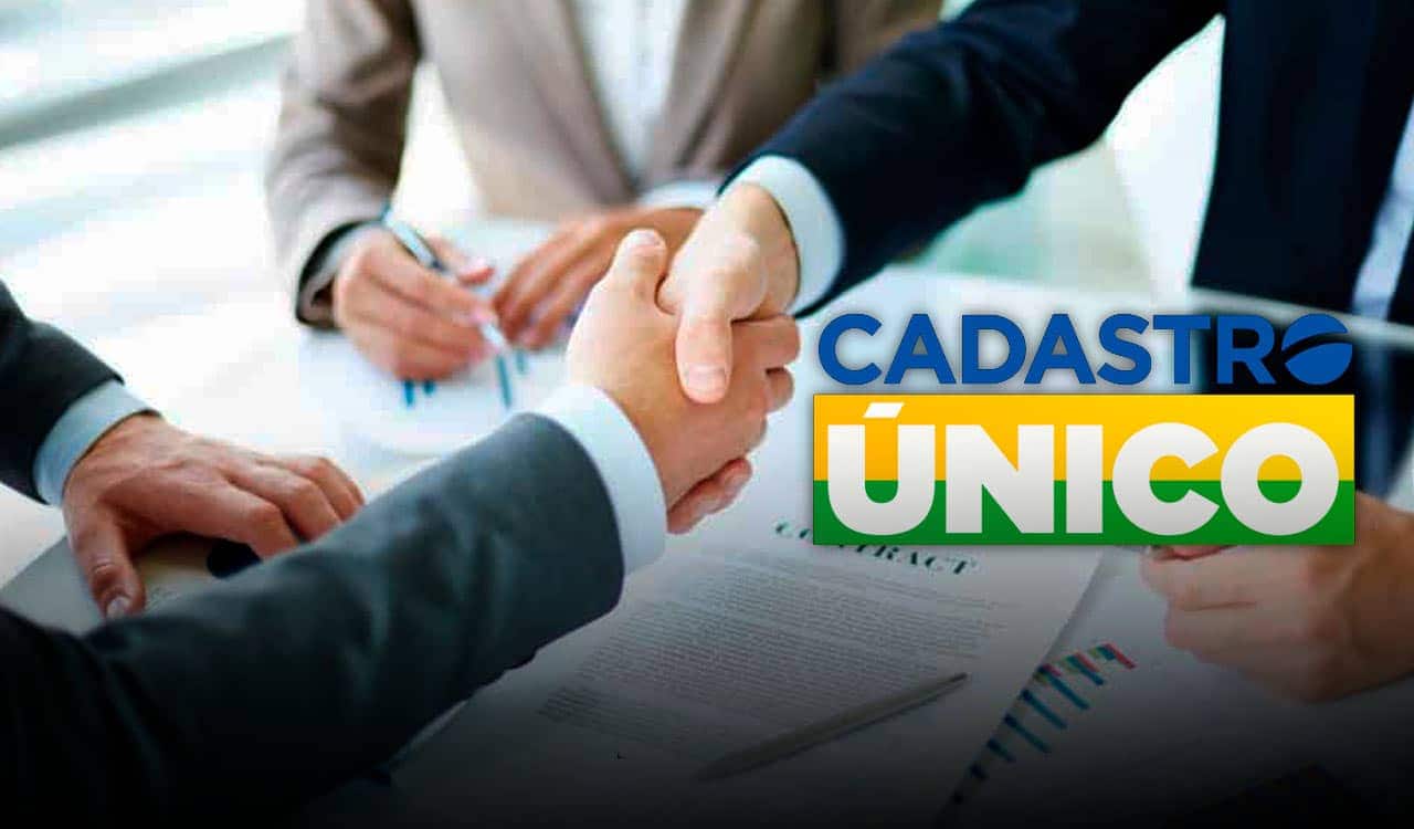 Imagem de pessoas de terno apertando as mãos com o logotipo do CadÚnico sobreposto no lado direito