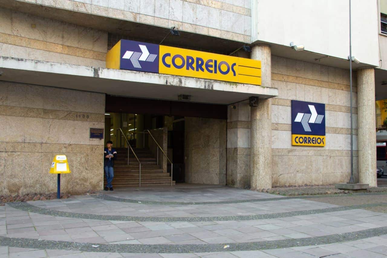 fachada de uma agência dos Correios