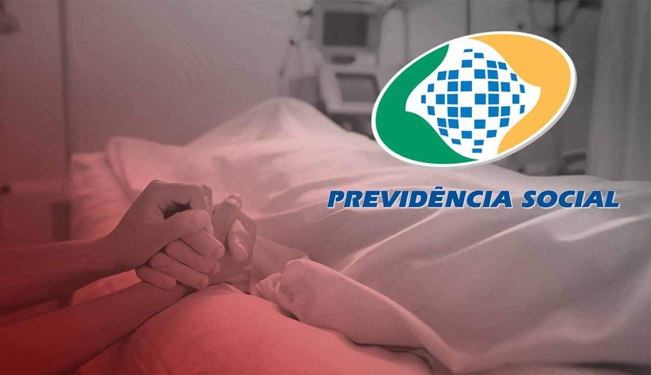 Pessoa segurando a mão de um falecido sob um lençol em hospital