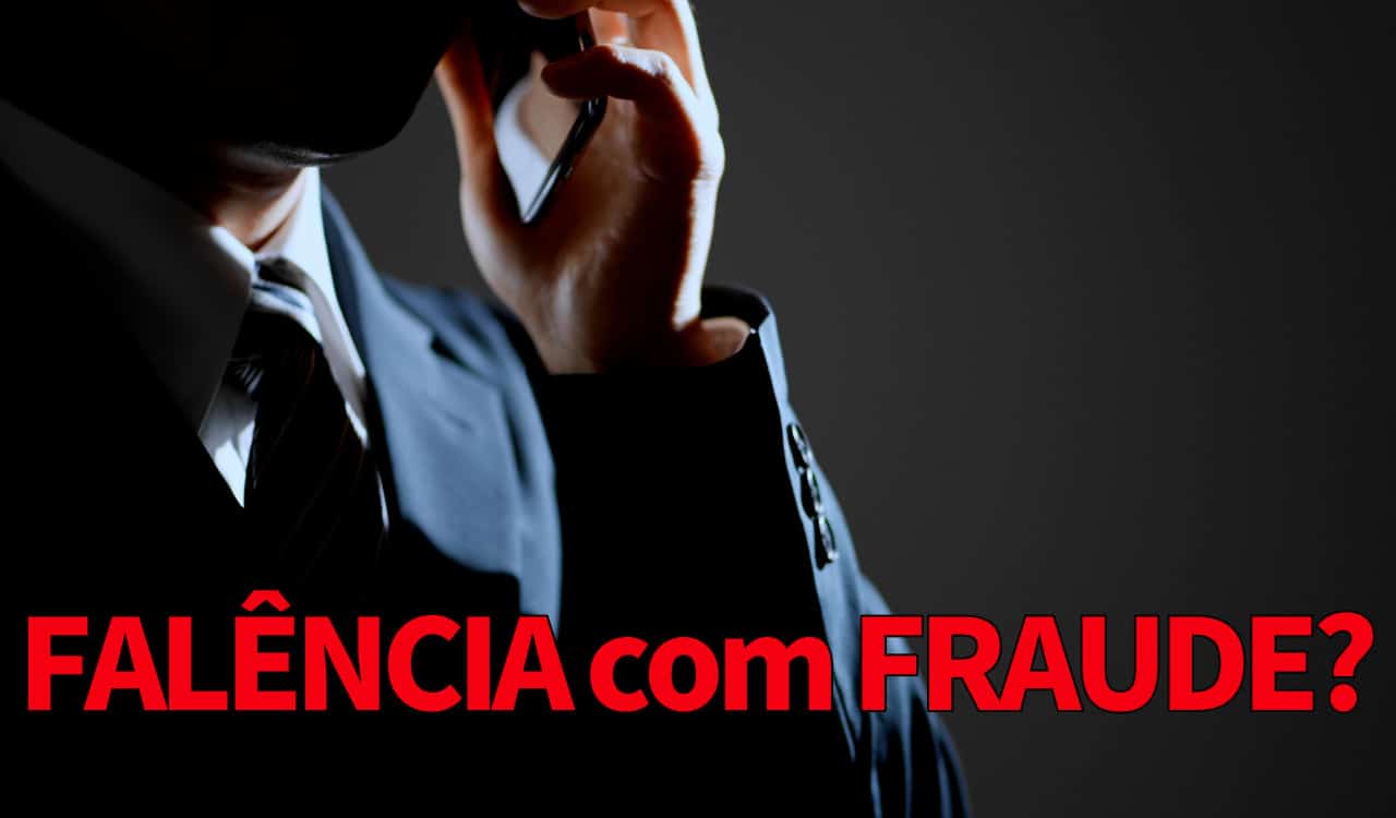 Homem de terno e gravata envolto em sombra e falando no celular