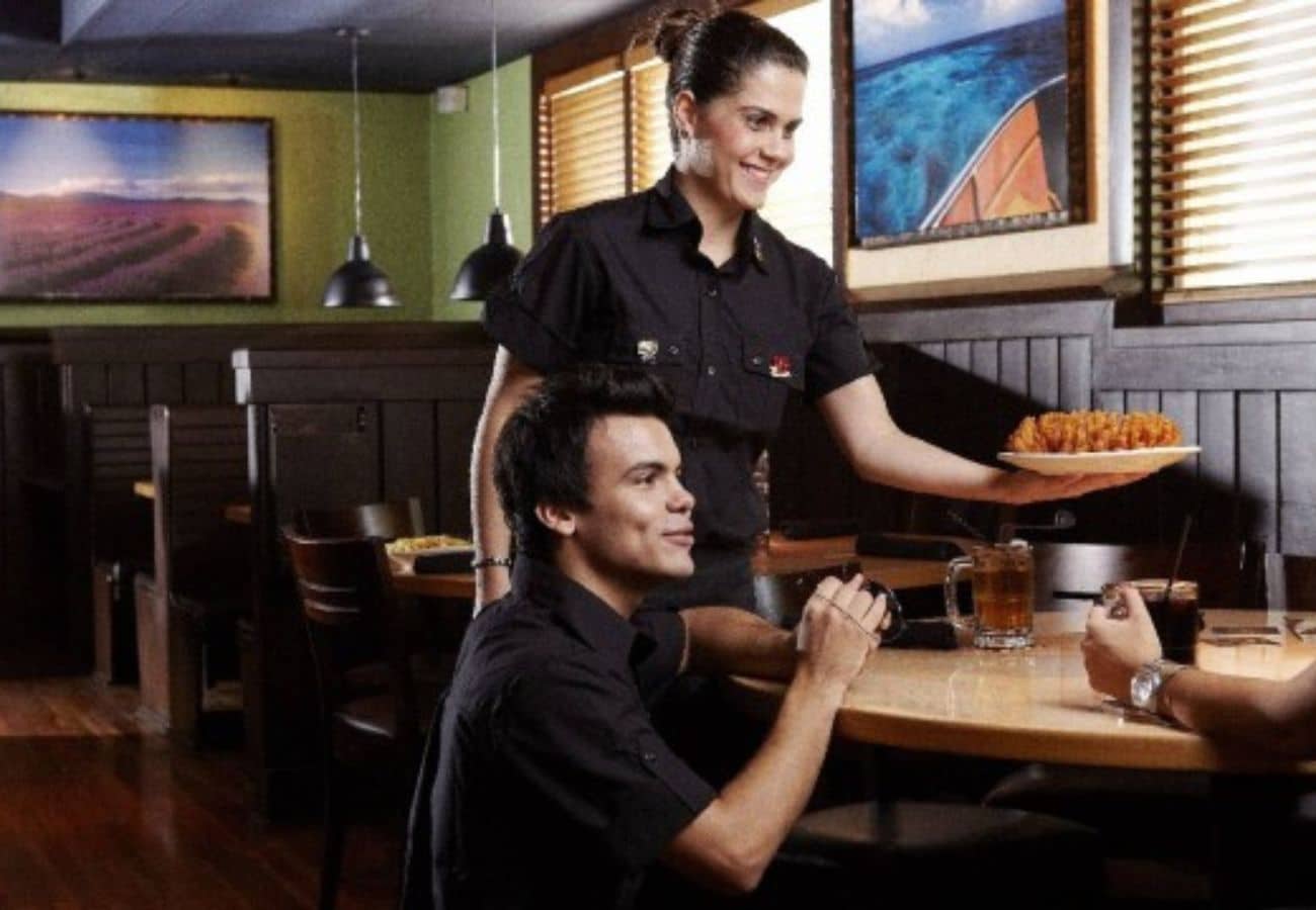 Após polêmica, restaurante famoso proíbe que garçons se ajoelhem para atender clientes