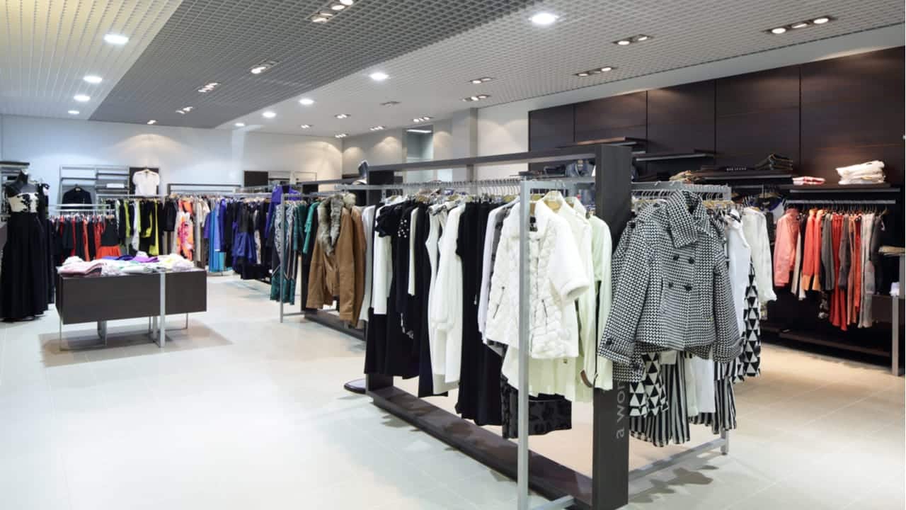 Imagem de interior de loja de roupas