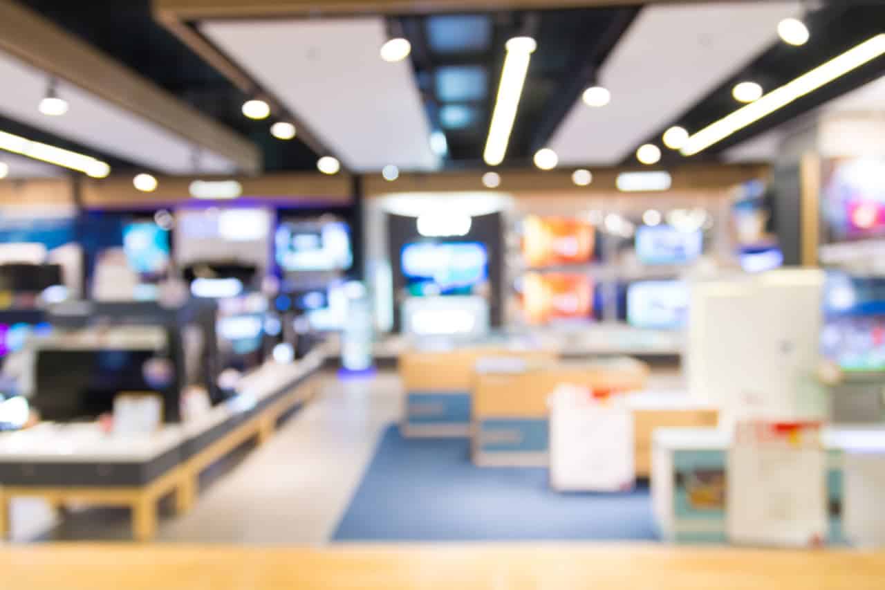 Imagem desfocada do interior de uma loja de eletrodomésticos