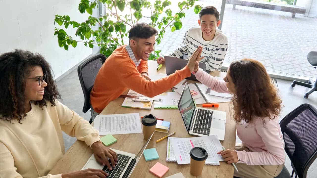 10 cursos que mais oferecem vagas de estágio; confira os salários pagos