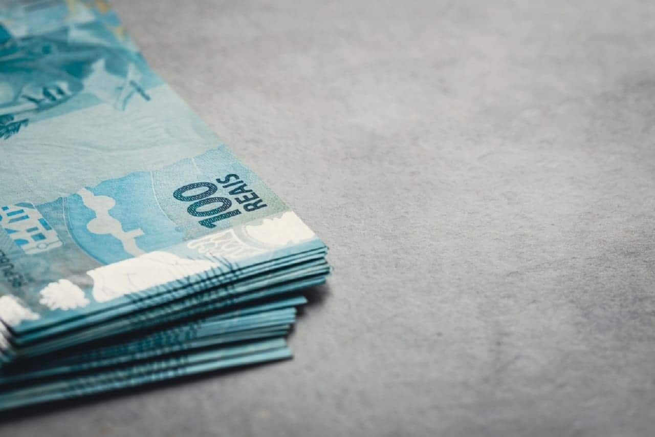 Imagem de um bolo de notas de R$100