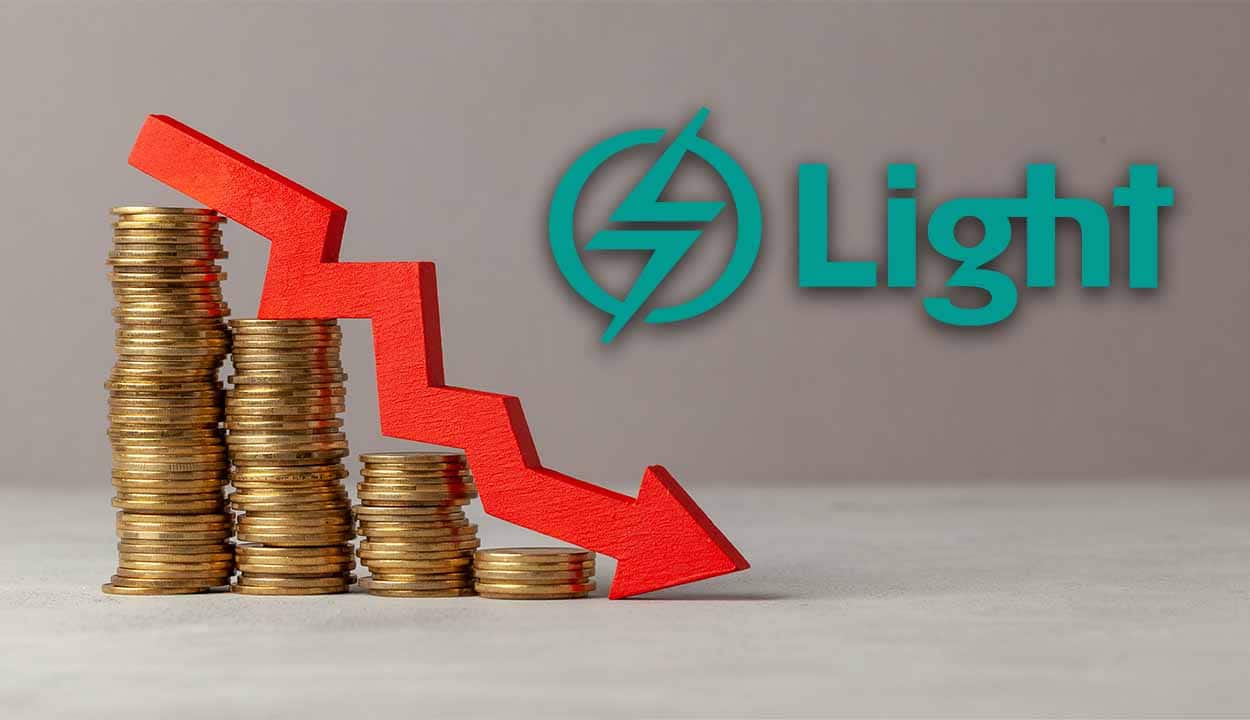 Moedas empilhadas em formato decrescente com uma seta indicando para baixo. Na imagem, contém a logomarca da empresa Light, ao lado.