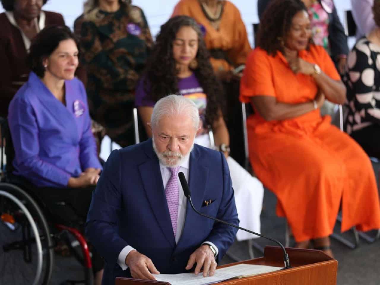 imagem do presidente Lula, em evento de Brasília, discursando sobre PL de equiparação salarial para mulheres