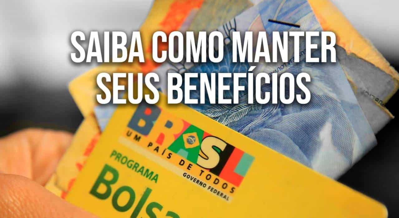mão segurando notas de cem e cinquenta reais junto com o cartão do Bolsa Família, na parte superior está escrito "Saiba como manter seus benefícios"