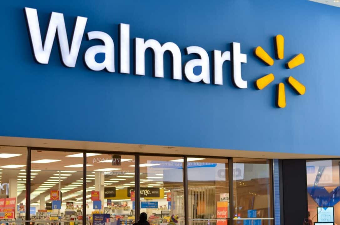Fachada da loja Walmart com letras brancas em fundo azul