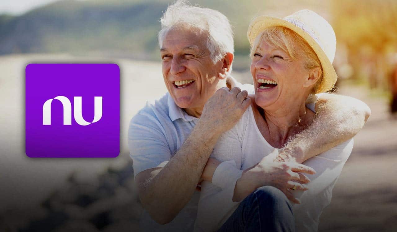 Imagem de um casal de idosos com logo do Nubank ao lado