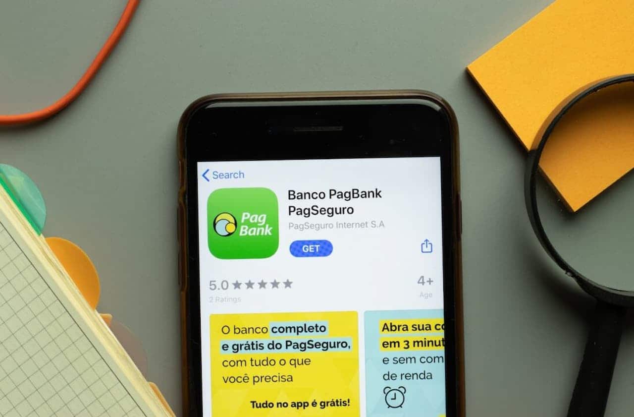 Celular com a tela aberta na playstore, com o app do banco pagbank aberto.