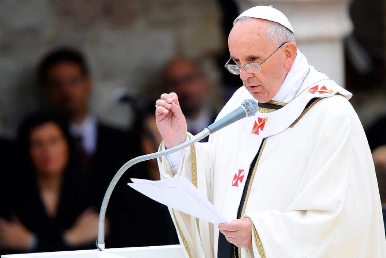 Imagem do Papa Francisco fazendo um discurso durante missa da Igreja Católica