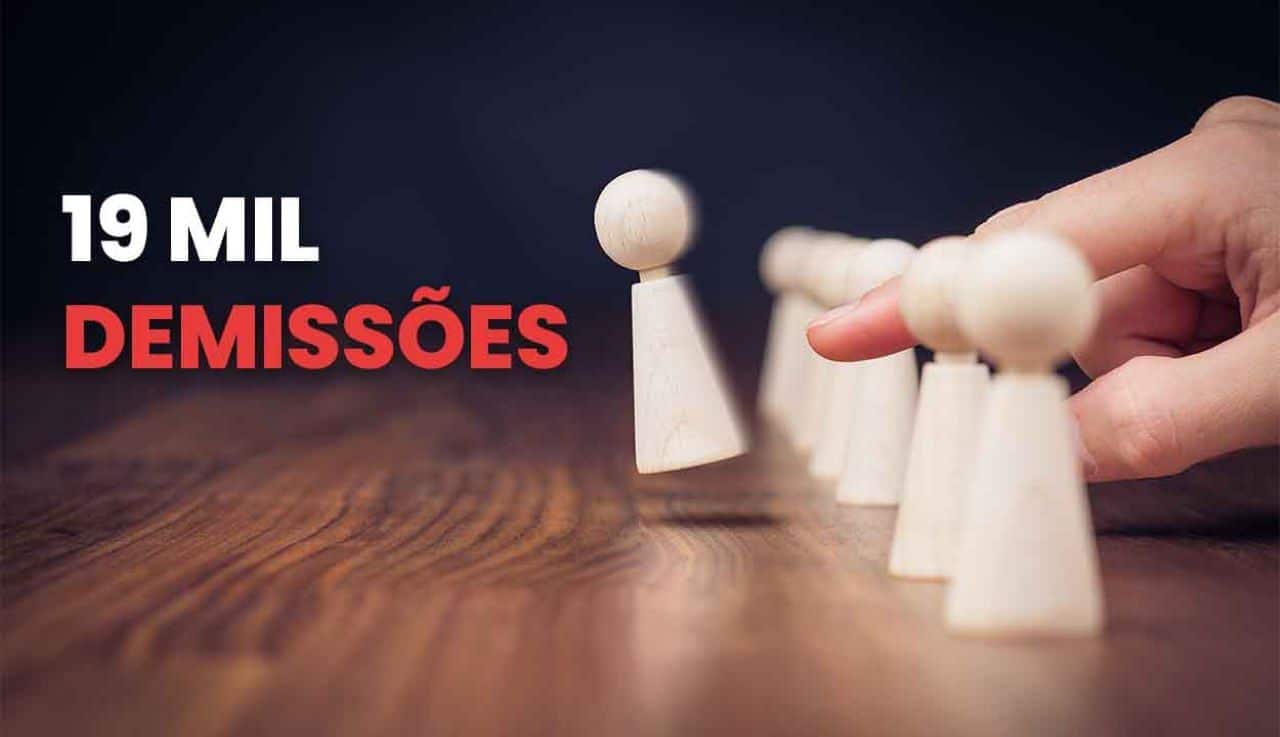 peão de jogo de tabuleiro sendo empurrado com uma fila de peões atrás, simbolizando demissão em massa. Ao lado, aparece a frase 18 mil demissões