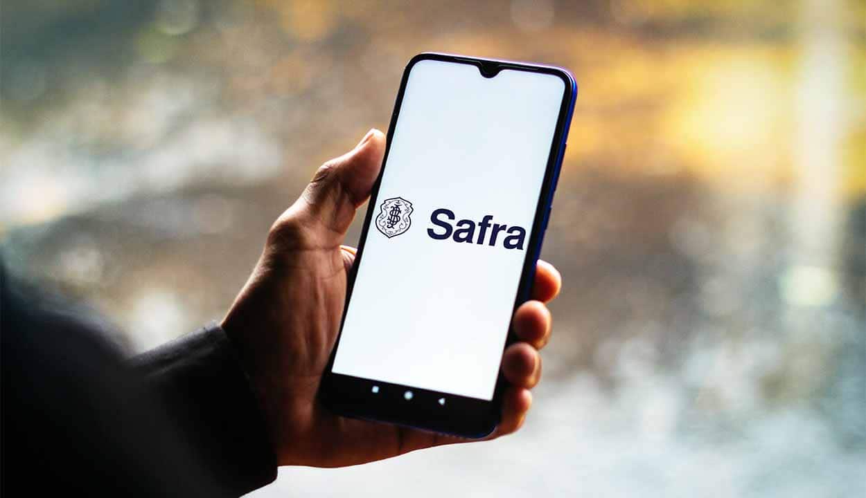 pessoa-segurando-celular-banco-safra
