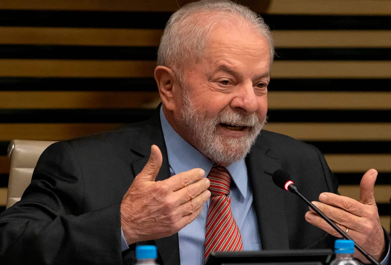 Lula discursando e gesticulando com as mãos