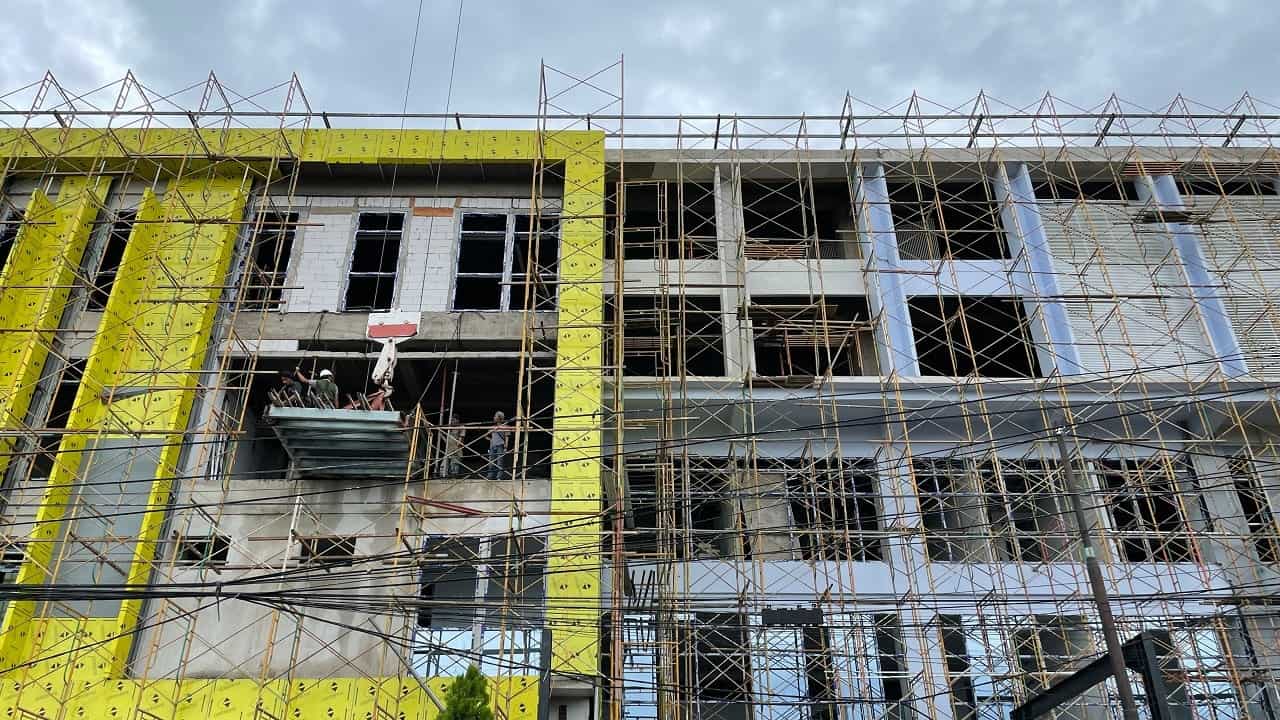 fachada de prédio de apartamentos em construção