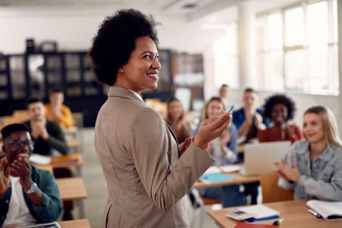 professora em sala de aula sendo aplaudida pelos alunos professores prova nacional docente