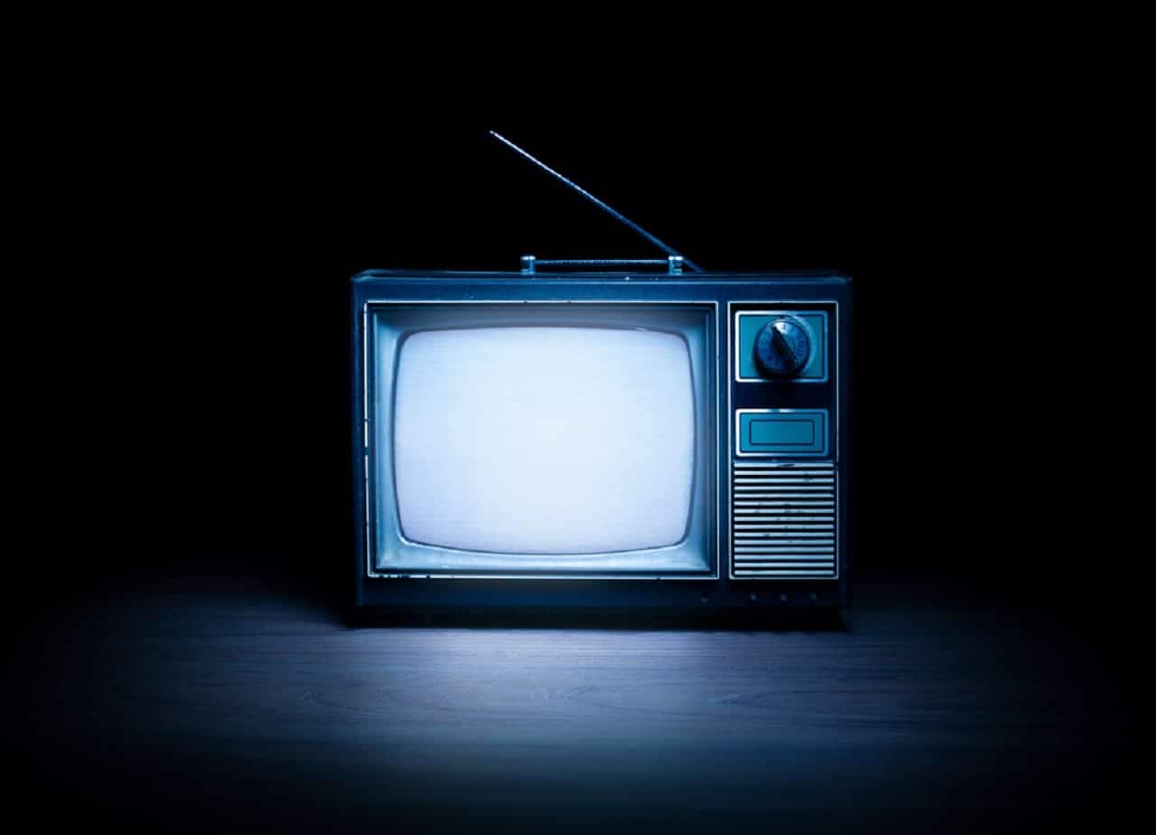 Imagem de um televisor antigo com a tela não passando nada.