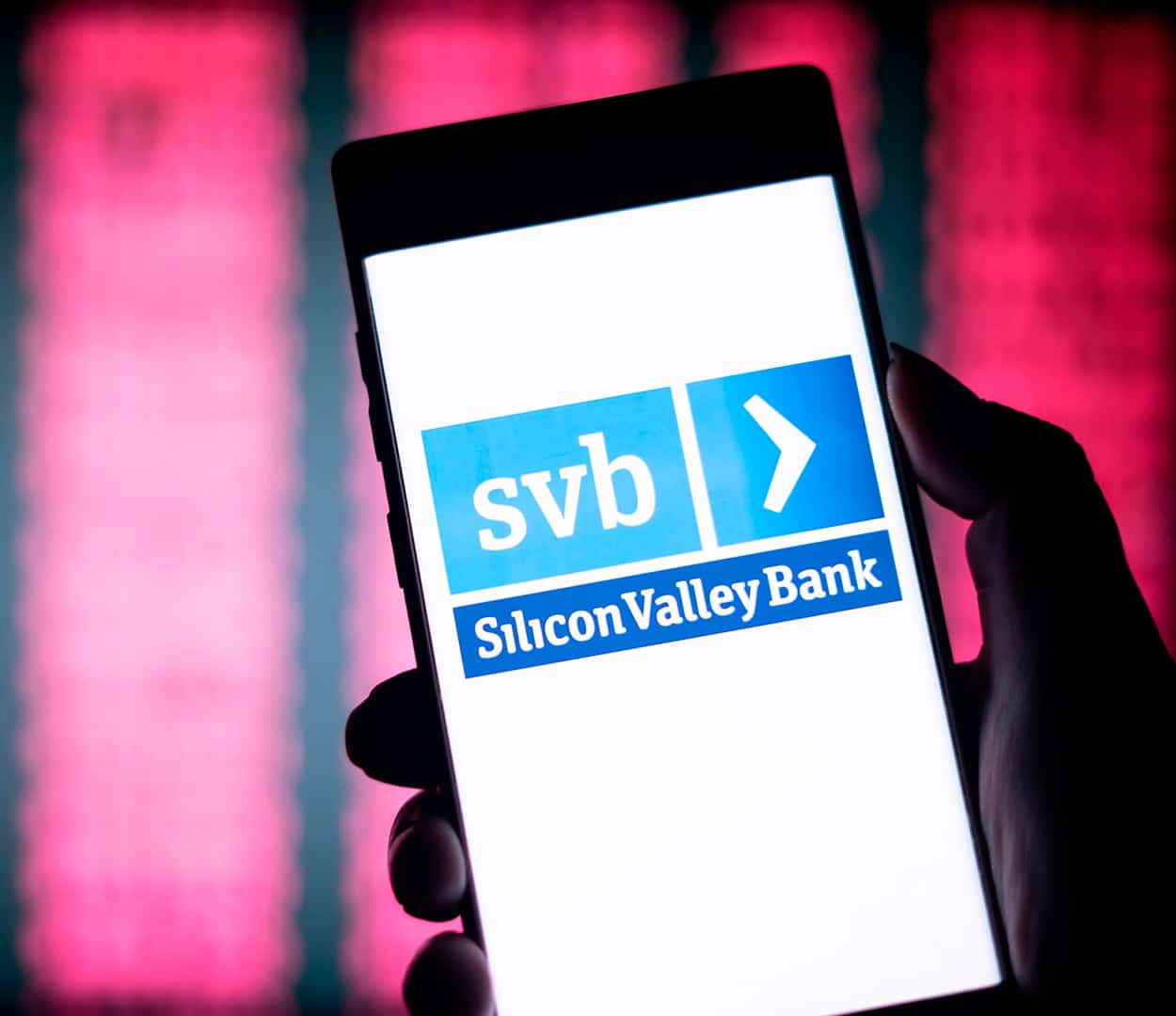 Imagem de um celular com a tela aberta no logo do banco SVB