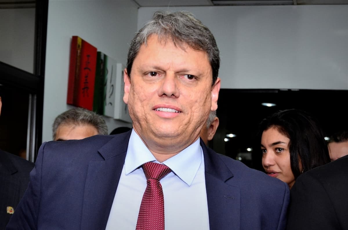 Tarcísio de Freitas viaja a Londres para atrair investimentos para São Paulo