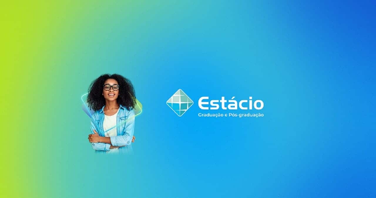 Imagem promocional da universidade Estácio, no centro há uma jovem estudante sorrindo, e do lado está escrito "Estácio: graduação e pós-graduação"