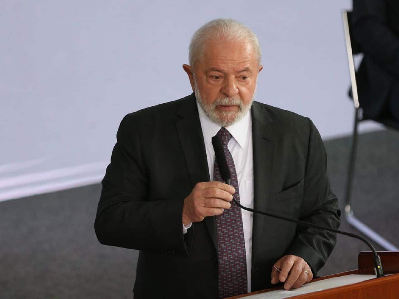 Imagem de Lula discursando.