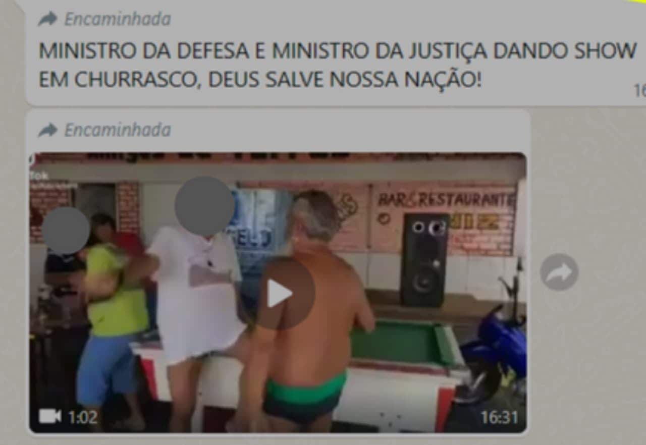 print de vídeo fake compartilhado em conversa de WhatsApp enquanto dois homens dançam em um bar