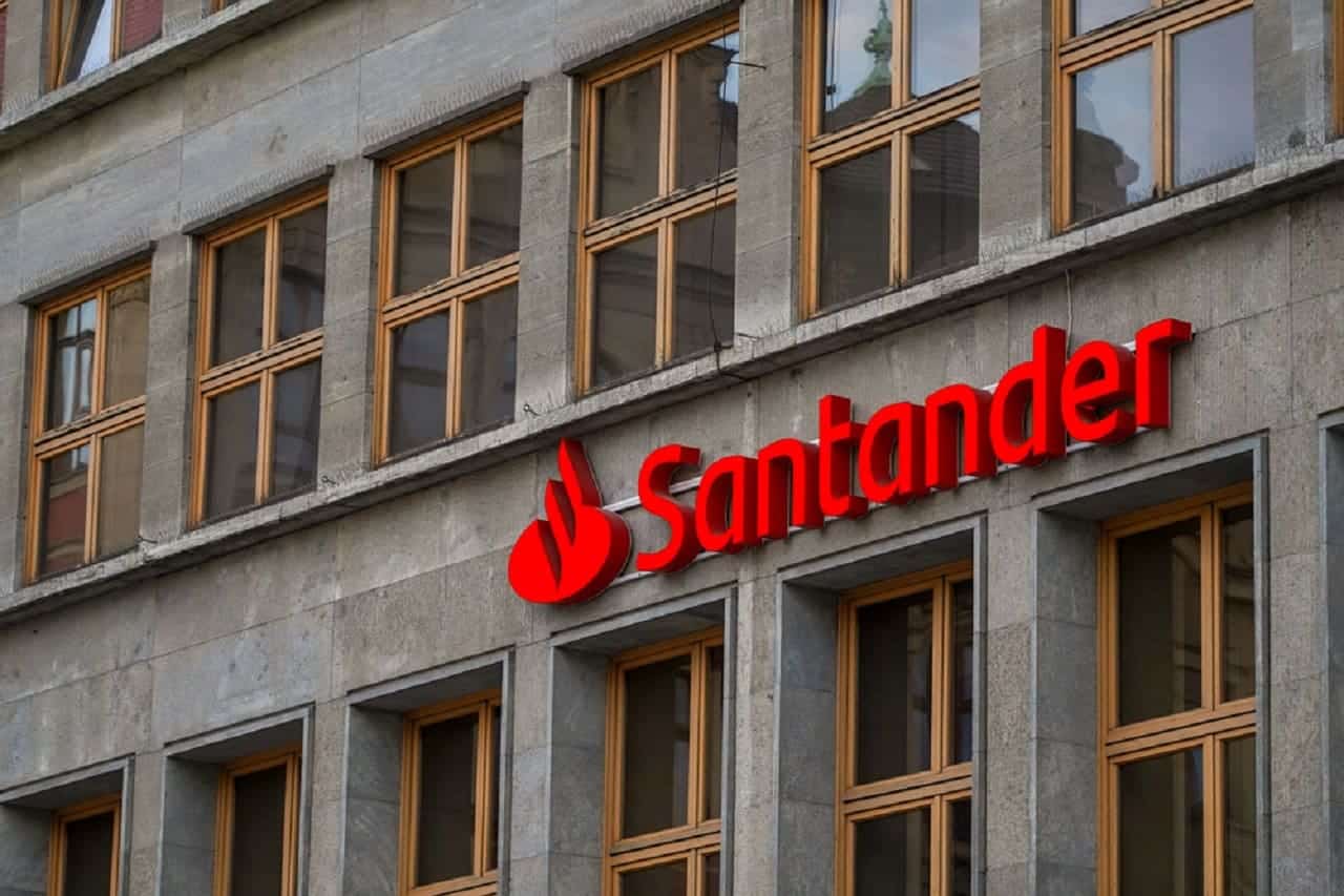 Fachada de prédio com logo do Santander.