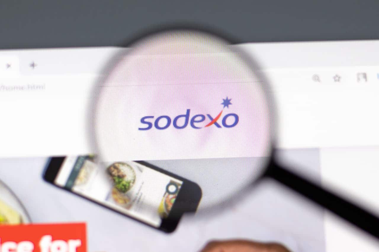 Lupa destacando logo do Sodexo em site