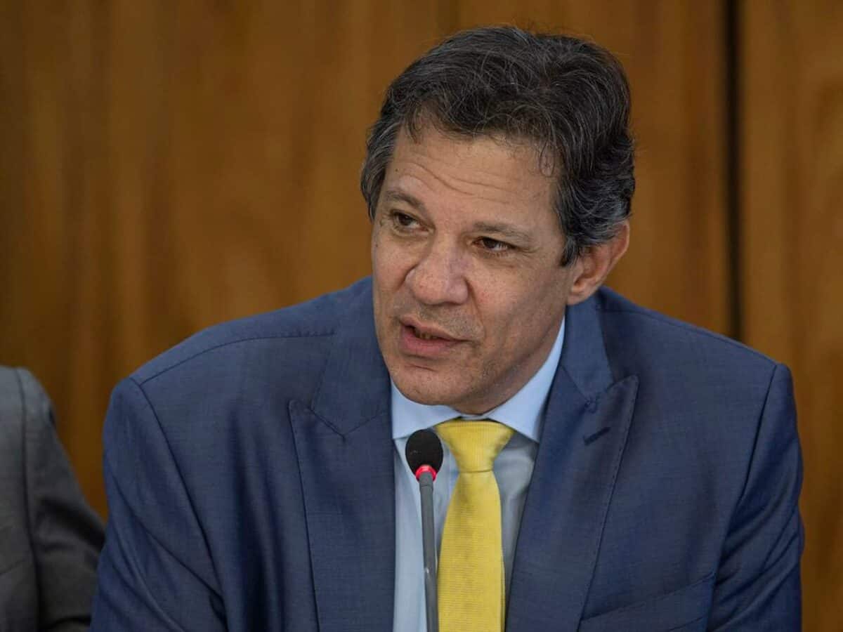 Ministro Fernando Haddad falando em um microfone