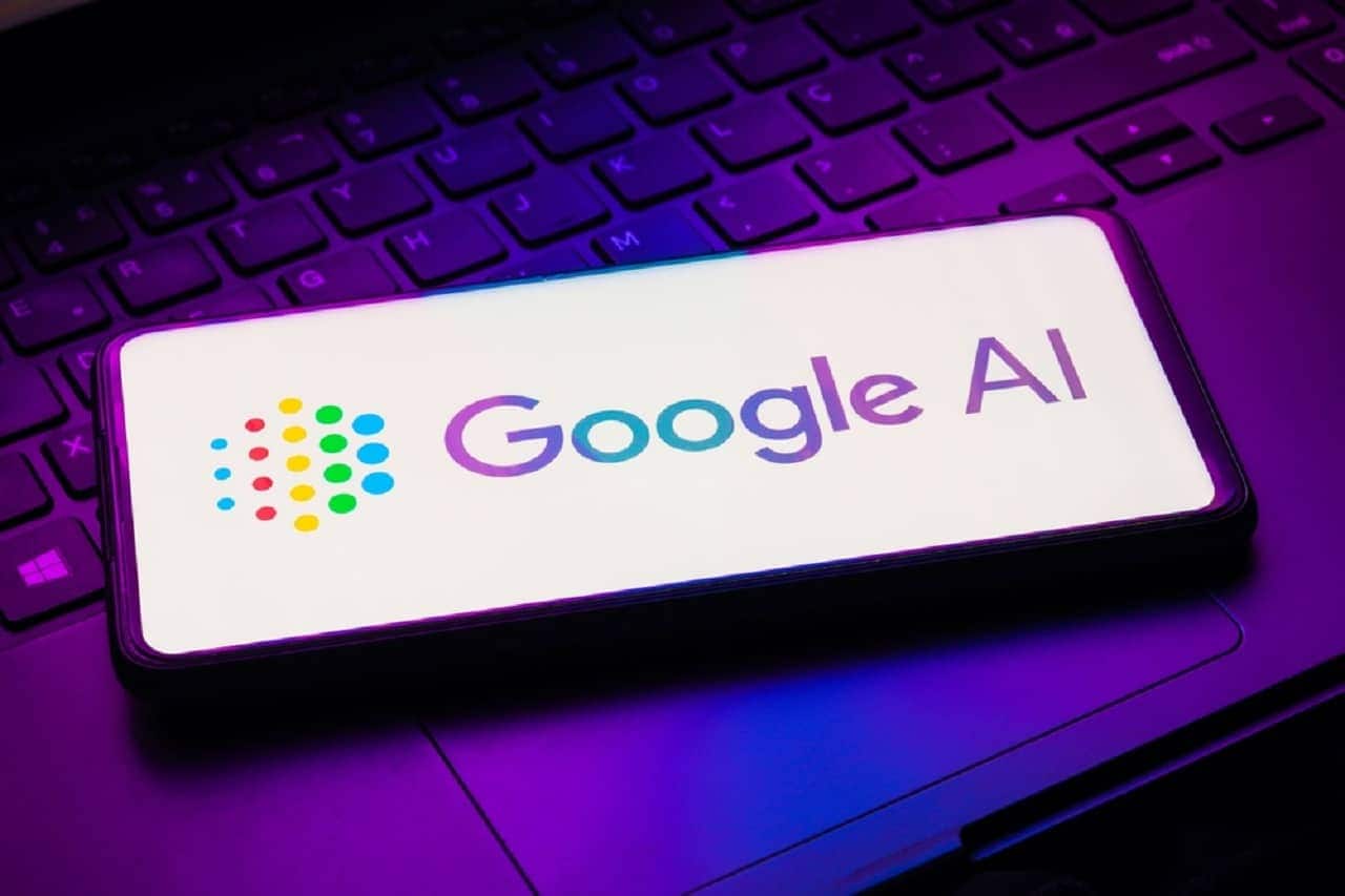 Um celular com o Google IA aberto na tela. Ele está sobre um teclado de notebook, com iluminação baixa ao fundo.
