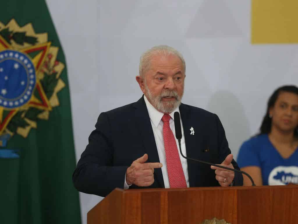 Imagem de Lula discusando.