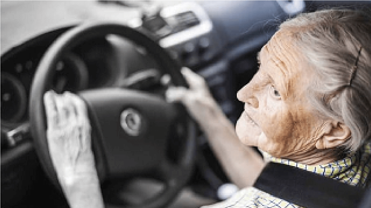 Idosa em seu carro digirindo