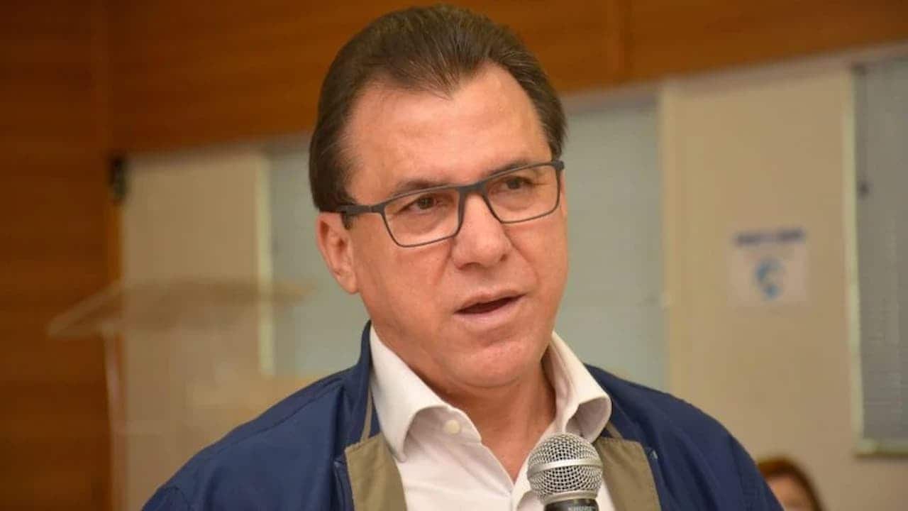 Ministro do Trabalho Luiz Marinho falando em um microfone