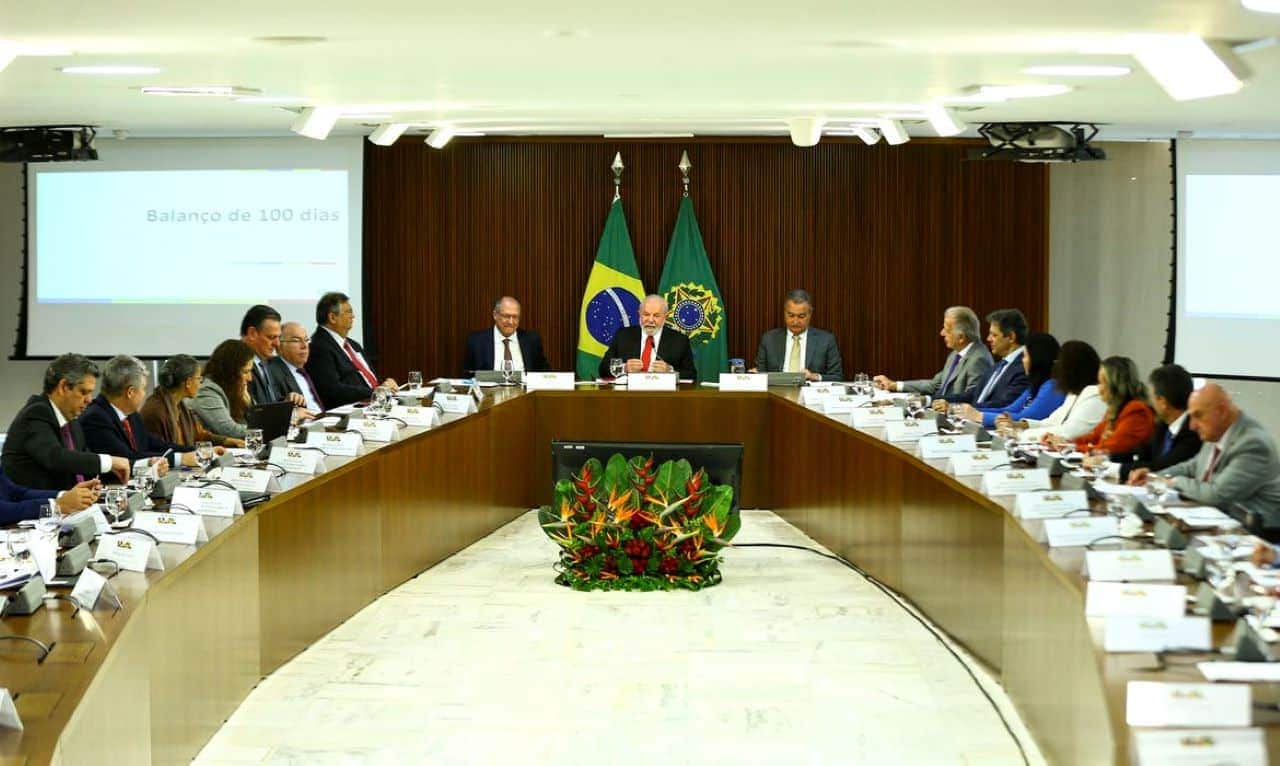 presidente Lula sentado em mesa durante reunião com os ministros do Brasil