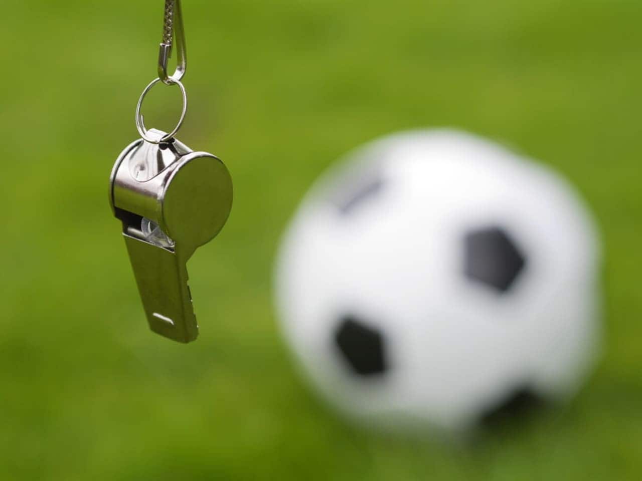 cbf Apito de árbitro de futebol com bola ao fundo em um campo copa do brasil